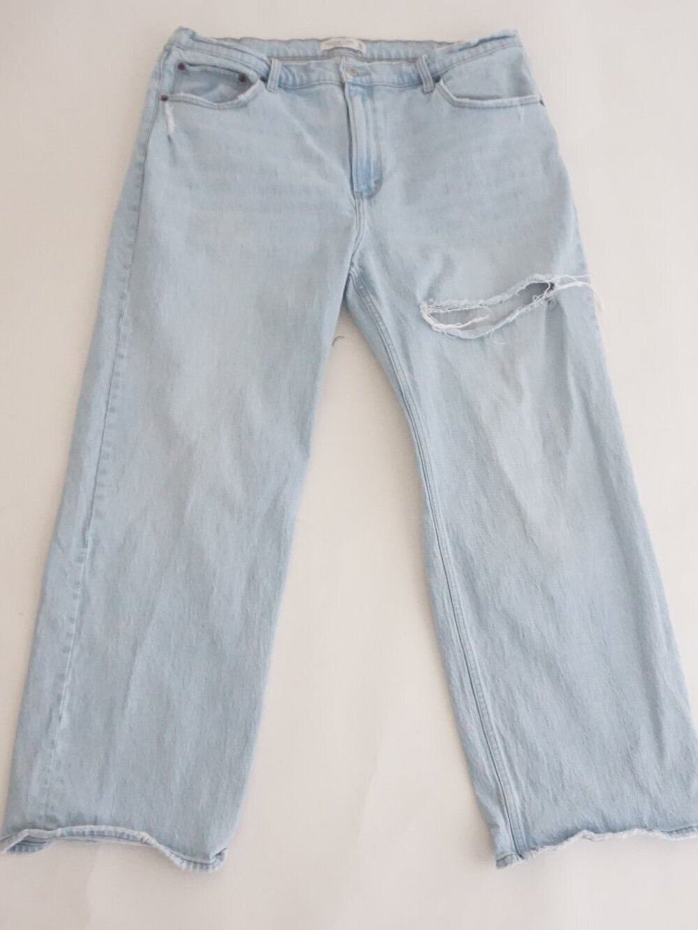 Abercrombie Fitch Light Wash Distressed Wide Leg High Rise Jeans Raw Hem 36/18